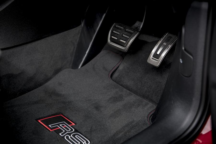 Детали интерьера Audi RS Q3 2019 года  (UK) (фото 61 из 63)